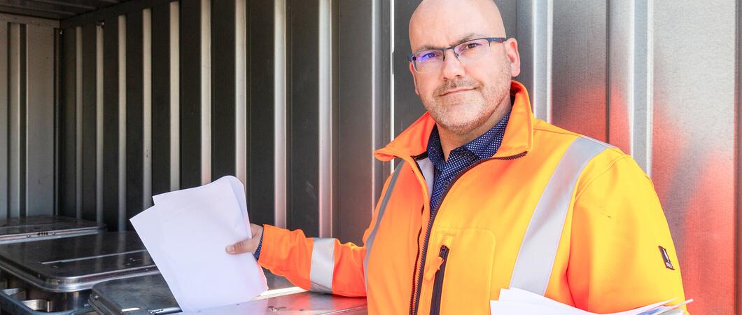 SAS-Mitarbeiter David Kowalka (Foto) zeigt einen der drei verschlossenen Stahlbehälter für die Akten | Foto: maxpress/srk