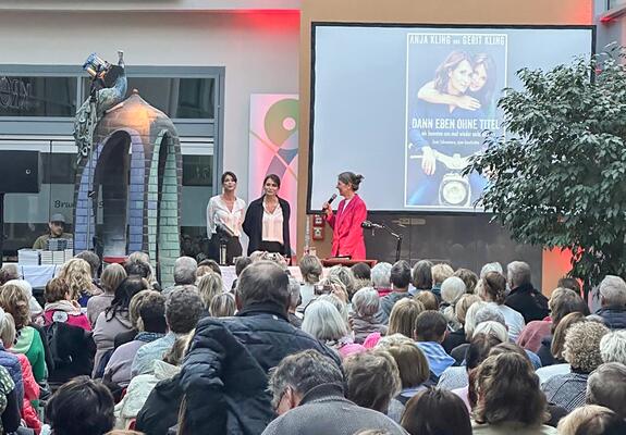 Zuletzt unterhielten die Schauspielerinnen Gerit und Anja Kling (Foto,l.) das Publikum | Foto: Schweriner Höfe