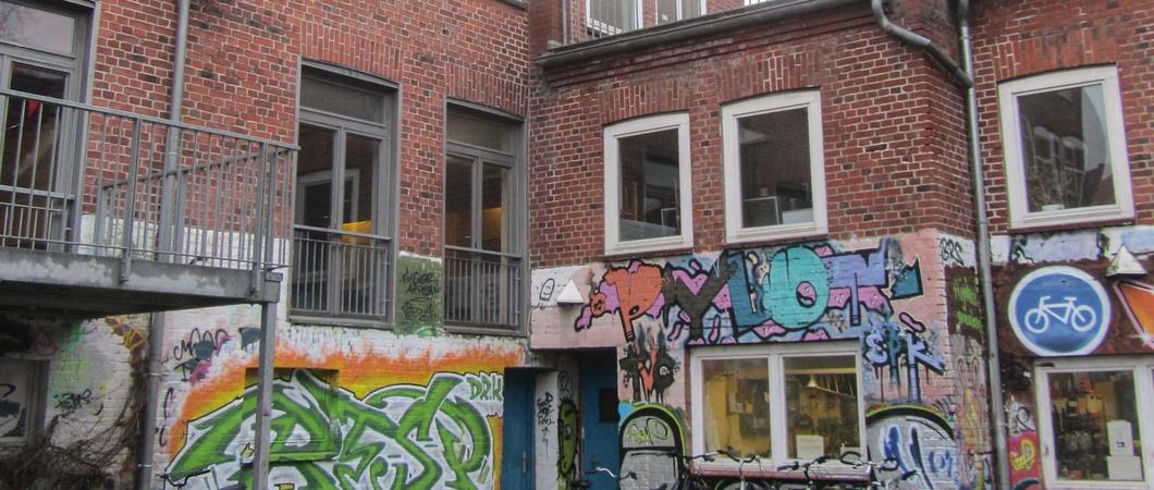 Ein Haus für interessante Freizeitgestaltung – zum Beispiel für Graffiti-Arbeiten an der Hofseite