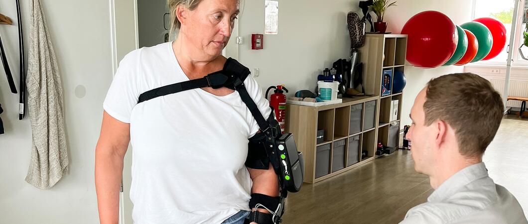 Dajana Marks testet die MyoPro ® von Myomo – eine Orthese, die um Arm und Hand geschnallt wird, Foto: maxpress