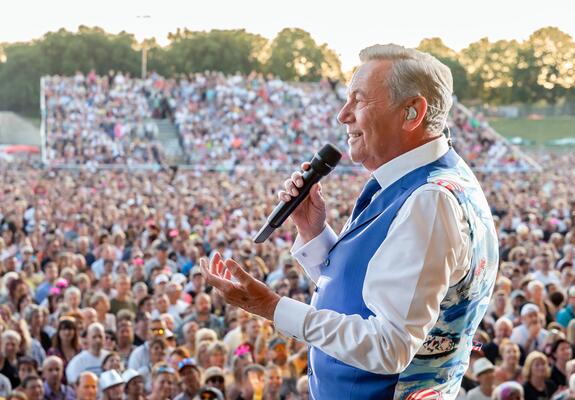 Für alle Schlagerfans wird es auf der Bühne vor dem Schloss kultig: Roland Kaiser wird am 3. Oktober zum Abend auftreten, seine Fans in Ekstase versetzen und zum Mitsingen der Kulttitel bewegen.