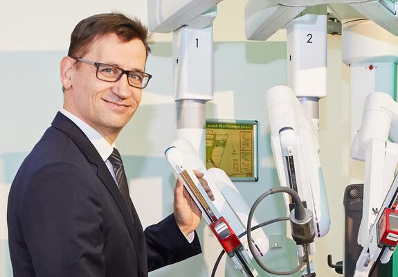 Prof. Chris Protzel setzt auf den DaVinci-Roboter in der urologischen Chirurgie, Foto: Oliver Borchert