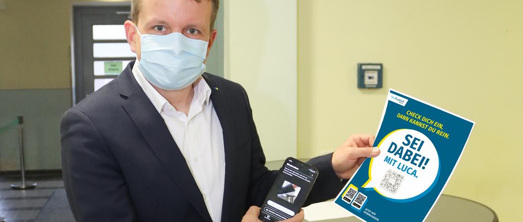 Schwerins OB Dr. Rico Badenschier nutzt die luca-App, um sich bei der Stadtvertretersitzung einzuchecken