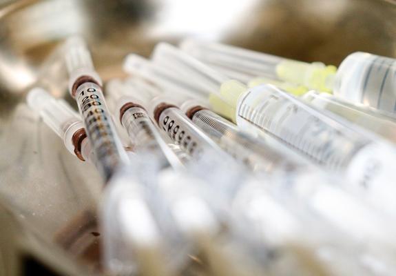 Bis zu 600 Impfungen werden bei voller Kapazität des Impfzentrums in Schwerin am Tag verabreicht