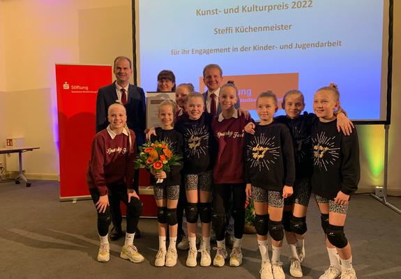 Steffi Küchenmeister (hinten, 2.v.l.) wurde mit dem Kunst- und Kulturpreis für ihr Engagement in der Kinder- und Jugendarbeit ausgezeichnet, Foto: maxpress
