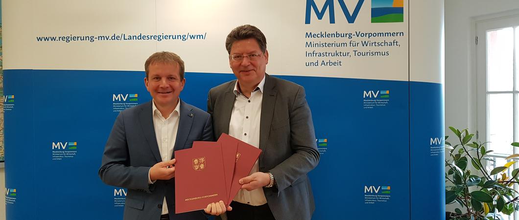 Die Zuwendungen wurden von Wirtschaftsminister Reinhard Meyer (r.) an Schwerins Oberbürgermeister Rico Badenschier überreicht, Foto: maxpress