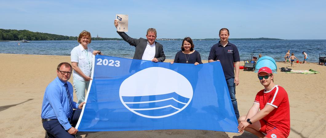 Zum dreizehnten Mal in Folge weht über dem beliebten Strand am Schweriner See die von der Deutschen Gesellschaft für Umwelterziehung verge­bene Flagge.
