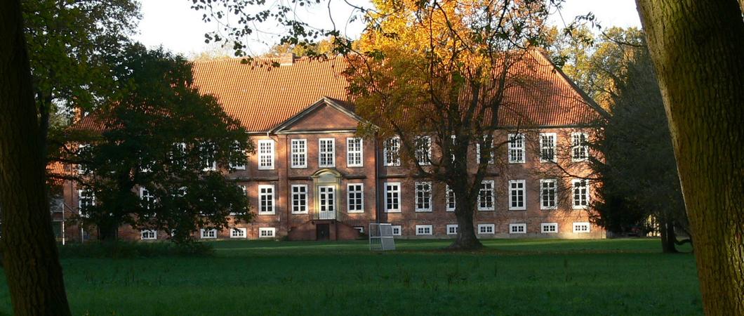 Schloss Dreilützow bietet kurzfristig eine kleine Herbstferienfreizeit vom 4.-7.Oktober 2020 für Kinder aus Mecklenburg-Vorpommern an. Ab sofort können sich Junge Leute im Alter von 8-14 Jahren zu dieser Freizeit mit drei Übernachtungen anmelden.
