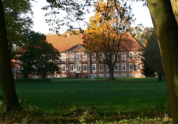Schloss Dreilützow bietet kurzfristig eine kleine Herbstferienfreizeit vom 4.-7.Oktober 2020 für Kinder aus Mecklenburg-Vorpommern an. Ab sofort können sich Junge Leute im Alter von 8-14 Jahren zu dieser Freizeit mit drei Übernachtungen anmelden.