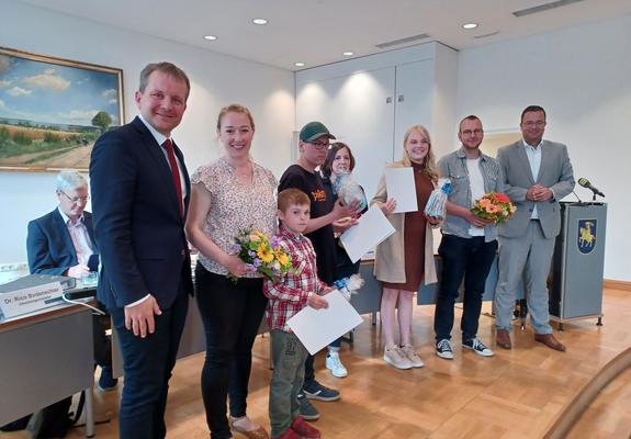 Schwerins Stadtpräsident Sebastian Ehlers und Oberbürgermeister Rico Badenschier haben drei Schüler aus der Landeshauptstadt im Rahmen der Stadtvertretersitzung als Preisträger beim 69. Europäischen Wettbewerb ausgezeichnet.
