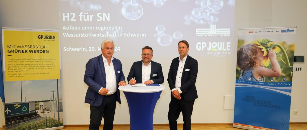 Gestern haben die Stadtwerke Schwerin und die GP JOULE Hydrogen GmbH im Beisein von Wirtschaftsminister Meyer das Projekt „H2 für SN“ zum Aufbau einer Wasserstoffwirtschaft im Großraum Schwerin vereinbart.