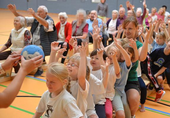 Die gemeinsame Sporteinheit der Senioren mit den Kids der Kita Waldgeister und Naturkita der Kita gGmbH mischte koordinative Übungen mit funktioneller Gymnastik