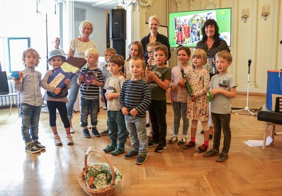 Kita gGmbH-Geschäftsführerin Anke Preuß (re.) und Ministerpräsidentin Manuela Schwesig und die Kinder der Kita „Rappelkiste“