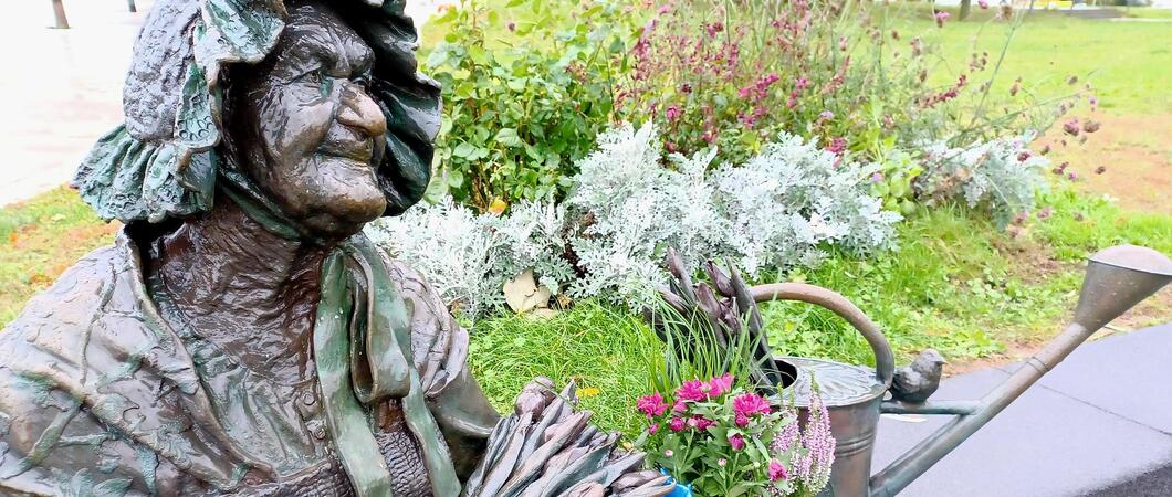 Im Juni 2010 wurde der Blumenfrau im Herzen Schwerins ein lebensgroßes Denkmal gesetzt – eine Bronzeskulptur am Bertha-Klingberg-Platz, Foto: LHS
