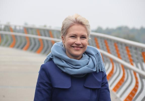 Manuela Schwesig (SPD) ist am Montag im Schweriner Landtag als Ministerpräsidentin von Mecklenburg-Vorpommern wiedergewählt worden.