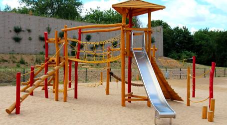 Ab Mitte der Woche wird es lauter an der Sandspielfläche des Platzes. Die Beschäftigten einer Spezialfirma schaffen Raum für neue Spielmöglichkeiten, denn das blaue Gerät zu Hangeln, Klettern und Toben ist in die Jahre gekommen und wird entfernt.