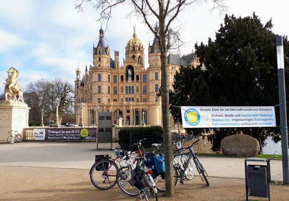 Beim Radentscheid läuft der Countdown. Bis zum 10. April werden noch Unterschriften gesammelt, um dem Bürgerbegehren mehr Nachdruck zu verleihen.