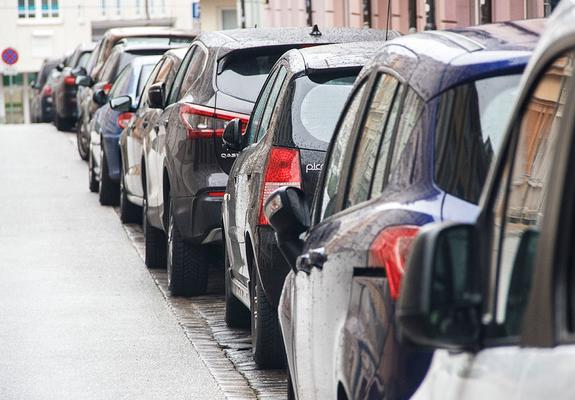 Schwerin bietet mehr Anwohnerparkausweise als Flächen an
