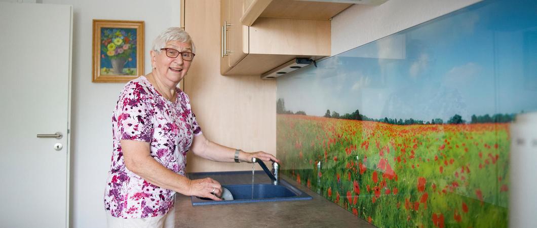 Wer die Wohnung der 83-Jährigen betritt, wird farbenfroh empfangen. Elfriede Hofemann liebt Blumen.