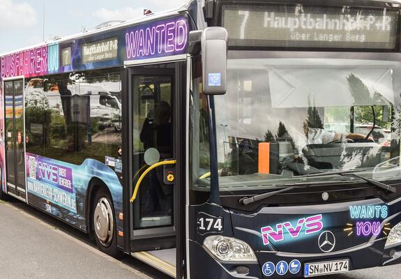 Dass Bus- und Straßenbahnfahrer „most wanted“ sind, ist seit Kurzem unübersehbar. Denn ein auffällig in Schwarz und Lila gestalteter Bus trägt diese Botschaft durch die Straßen von Schwerin.