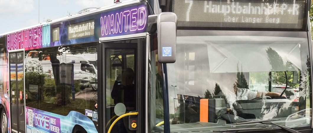 Dass Bus- und Straßenbahnfahrer „most wanted“ sind, ist seit Kurzem unübersehbar. Denn ein auffällig in Schwarz und Lila gestalteter Bus trägt diese Botschaft durch die Straßen von Schwerin.