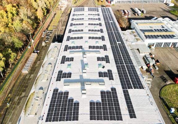 Bereits seit 2011 dient das Dach des NVS-Verwaltungsgebäudes am Betriebshof Haselholz den Schweriner Stadtwerken zur Stromerzeugung per Sonnenenergie. Nun sind auch die Werkstätten und die Busabstellhalle mit Solarzellen ausgestattet.