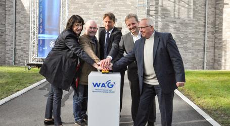 Mit dem Druck von fünf Händen auf einen Buzzer begann eine Wassersäule zu steigen, die die Befüllung des Reinwasserbehälters mit Trinkwasser symbolisiert.