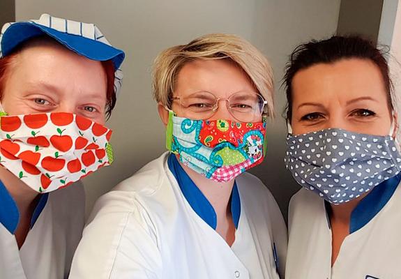 V.l.: Die WDS-Mitarbeiterinnen Martina Panknin, Agnieszka Lempa und Renata Albin mit den ersten Masken