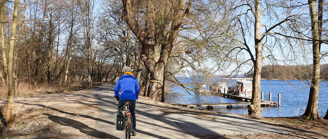 Wer mit dem Rad unterwegs ist, hat um Schwerin herum zahlreiche Möglichkeiten, den gut ausgeschilderten Routen zu folgen und die Landschaft um die Schweriner Seen und an den Wasserstraßen zu entdecken.