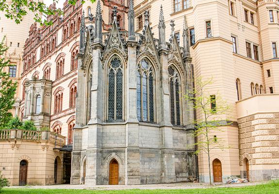 Zwei Vorgänger und einen Platzwechsel hat die heutige Schlosskirche vorzuweisen. Darüber hinaus erfand sie sich im Baustil und musikalisch immer wieder neu. Heute gehört die Schlosskirche dem Land Mecklenburg-Vorpommern.