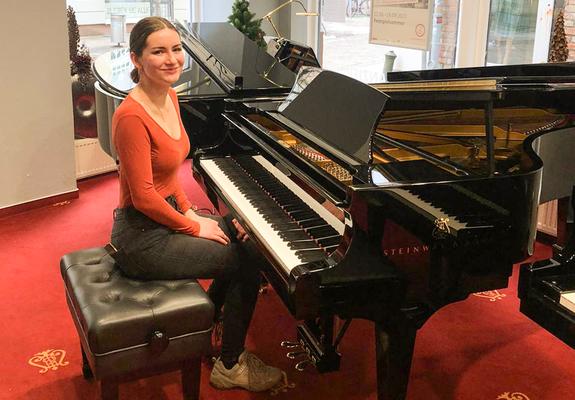 Natalie Scharfe macht eine Ausbildung zur Klavierbauerin im Piano-Haus Kunze