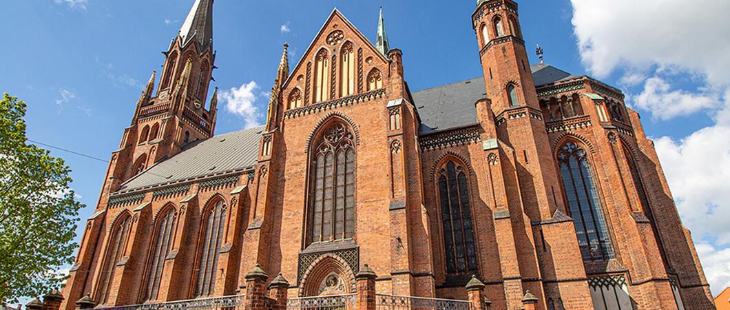 Zierlich und stark zugleich – so thront das Gotteshaus St. Paulskirche mit Herrschaftsstand erhaben über Schwerin. Erbaut im Jahr 1869, sind all ihre Bestandteile noch original erhalten.