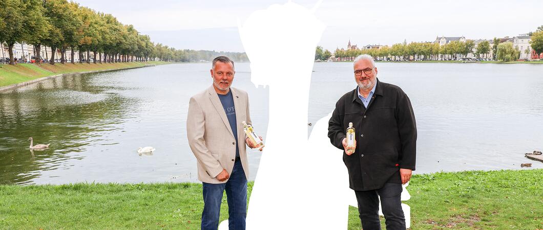 Tobaccohouse-Inhaber Steffen Brinkmann und maxpress-Inhaber Holger Herrmann (v.l.) starteten eine Spendenaktion mit dem „Gin Zuarin“, Foto: maxpress