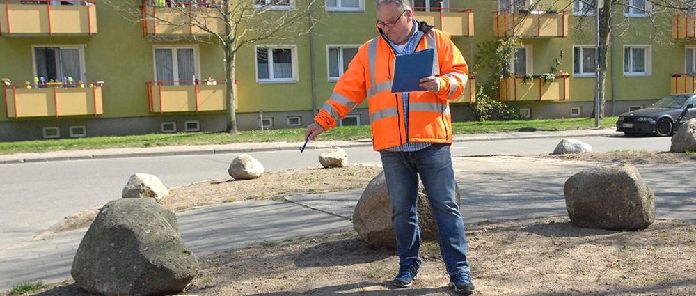 Ulf Gräfner schaut akribisch, ob die Rasenfläche nach einer Nutzung für Schwertransporte wieder ordnungsgemäß hergestellt wurde