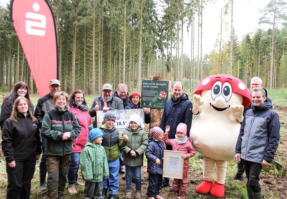 1.500 junge Bäume für ein Wiederaufforstungsprojekt in Domsühl – erster Spatenstich bereits erfolgt.