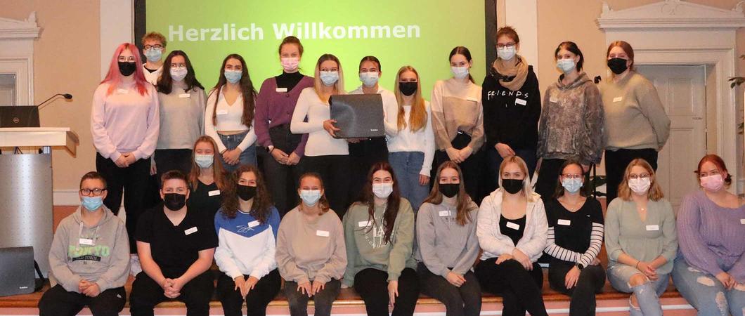 24 Auszubildende begannen am 1. November ihren praktischen Part in den Helios Kliniken Schwerin. Nach zwei Monaten Theorie geht es erstmals an das Patientenbett.