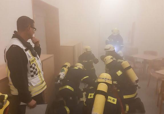 Die Freiwillige Feuerwehr Mitte übte im dichten Rauch
