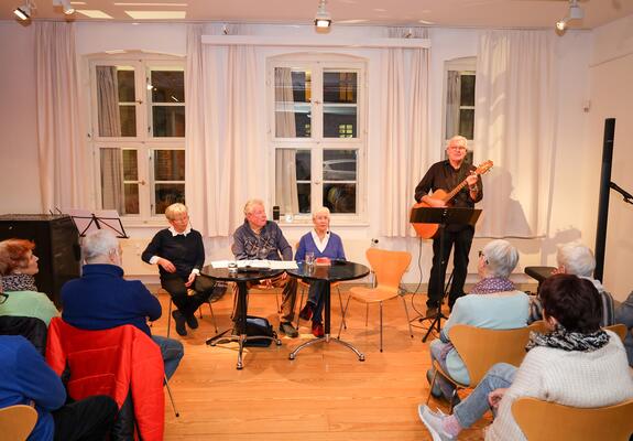 Der „Plattdütsch Kring tau Swerin“ organisiert monatliche Veranstaltungen im Schleswig-Holstein-Haus. Musik, Lesungen mit Prosa und Lyrik plattdeutscher Autoren sorgen für gute Laune.