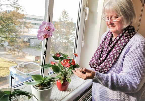 Vom Kohleofen bis zur Fernwärme - Christel Krohn hat in 50 Jahren bei der WGS vieles erlebt. Ihre 57 Quadratmeter sind moderner geworden, ein Balkon kam hinzu. Und die Linden, die früher gerade mal bis zum Fenster reichten, sind jetzt größer als das Haus