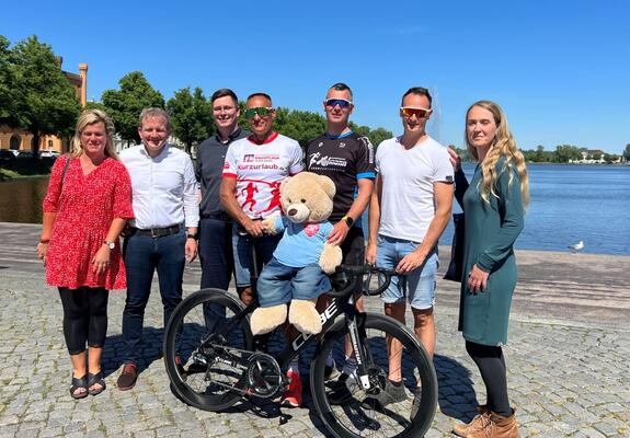 Vier Fahrer, 500 Kilometer, 24 Stunden – mit einer Extremradtour durch Mecklenburg-Vorpommern sammeln Radsportler aus Schwerin Spenden für wohltätige Zwecken. In diesem Jahr steht die Kinderhospizarbeit im Mittelpunkt.