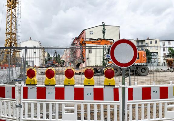 Vom 1. Februar, 9.00 Uhr bis voraussichtlich 30. November 2024 wird die Brücke Wallstraße einschließlich Kreuzungsbereich Reiferbahn/Eisenbahnstraße erneut gesperrt.