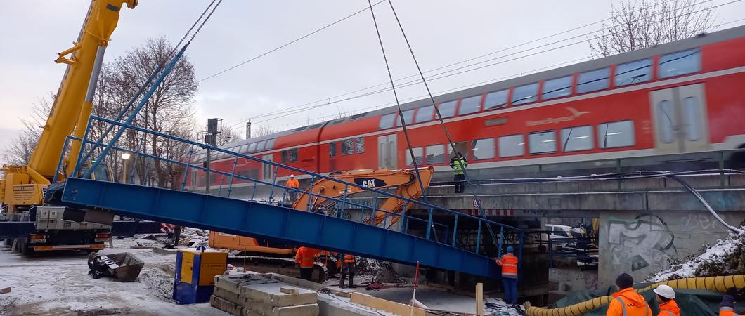 Das Brückenbauwerk war mit einem nächtlichen Sondertransport nach Schwerin gebracht worden, Foto: Landeshauptstadt Schwerin