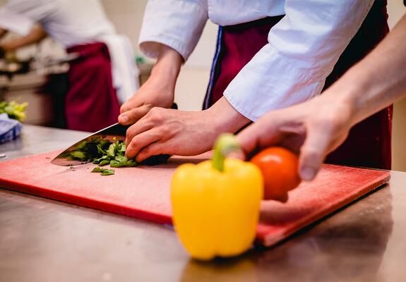 Bei Küchen-Profis sitzt beim Gemüseschneiden jeder Handgriff. Es gibt nur zu wenige, die den Küchen-Job machen wollen, sagt die Gastro-Gewerkschaft NGG, Foto: NGG/Tobias Seifert