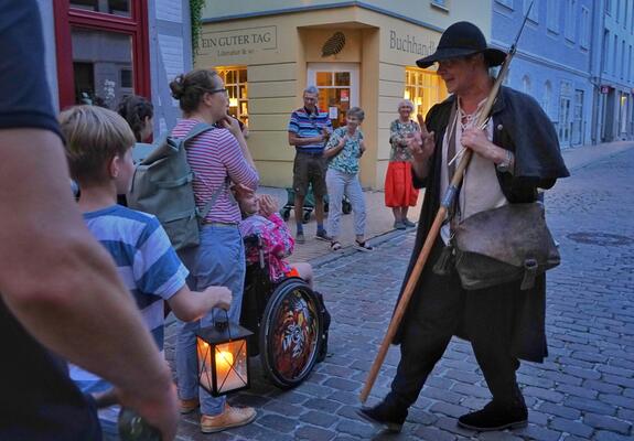 Vom 21. bis 26. Oktober lädt der Nachtwächter Klein und Groß täglich zu abendlichen Entdeckungstouren durch die historische Altstadt ein