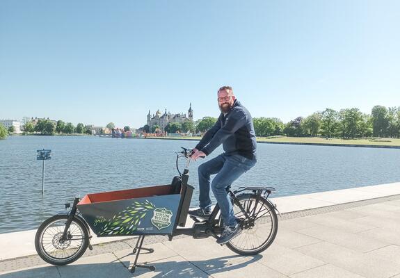 Der Schweriner Nahverkehr verleiht seit mehr als zwei Jahren E-Bikes. Inzwischen umfasst die Flotte rund 30 Räder, die in Räumlichkeiten am Ziegenmarkt untergebracht sind.