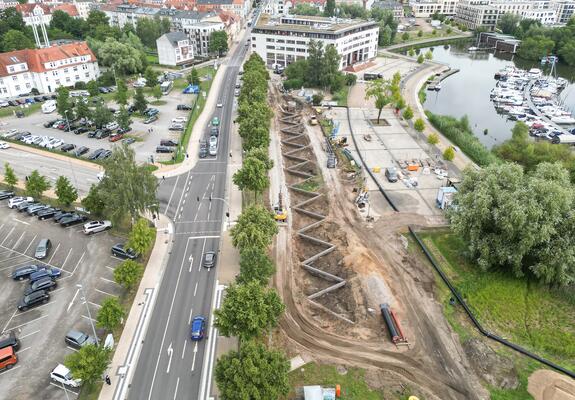 Das Bauvorhaben zwischen Werderhof und Marstall birgt eine Reihe von Herausforderungen für die SAE. Der Baugrund in Nähe des Schweriner Sees ist nicht stabil. Stück für Stück wird daher eine neue Leitung verlegt.