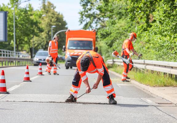 Zweimal im Jahr sind die Kollegen des Bereiches Straßenbewirtschaftung damit beschäftigt, die 33 Brücken der Landeshauptstadt zu pflegen und zu kontrollieren – eine verantwortungsvolle Aufgabe im fließenden Verkehr.