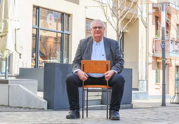 Den ersten Stuhl des Büros gibt es noch heute. Inzwischen hat die AWO Westmecklenburg Schwerin etliche Stühle und 850 Mitarbeiter | Foto: maxpress