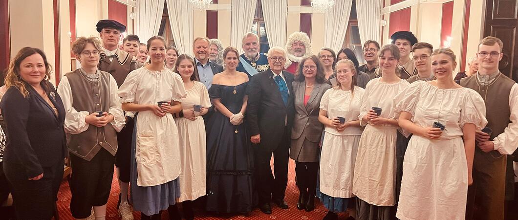 Die Landeshauptstadt Schwerin empfing den Lübecker Martensmann auf dem Marktplatz. Zum Abschluss luden die Serviceclubs der Stadt zum Martensmann-Festschmauß ins Schweriner Schloss, um Spenden für ein wichtiges soziales Projekt in der Stadt zu sammeln.