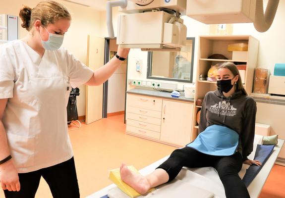 Laura Rosenau (l.) und Johanna Marie Kühl demonstrieren eine Röntgenuntersuchung